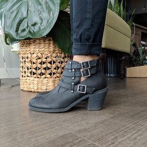 Madden Girl Black booties sz 7